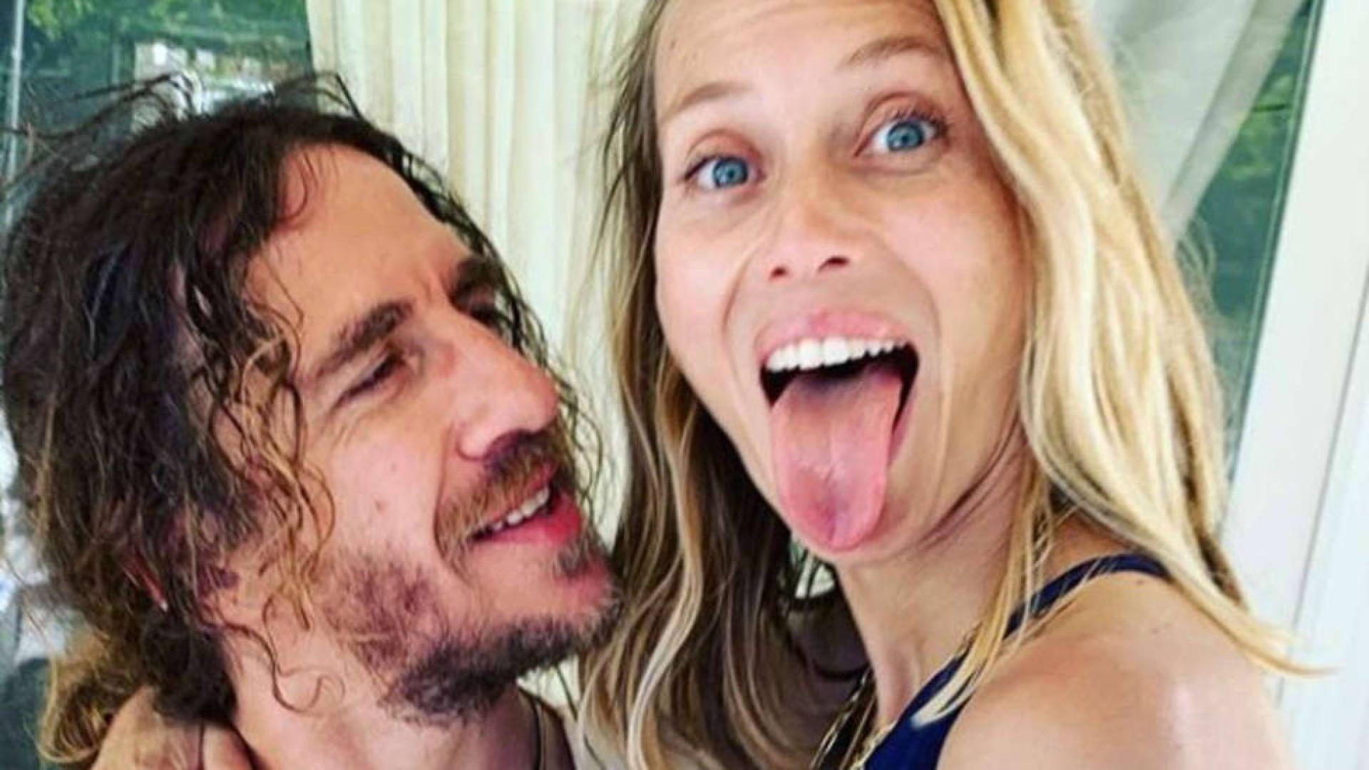 Vanesa Lorenzo y Carles Puyol rompen la tradición: ella hinca rodilla y le  pide matrimonio a él